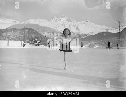 Cecilia Collegge sul ghiaccio a St Moritz. Molti noti appassionati di sport invernali si divertono a St Moritz, in Svizzera, dove la stagione è ormai in piena attività. Foto spettacoli, Miss Cecilia Colleedge, titolare britannico del campionato mondiale di pattinaggio, sul ghiaccio a St Moritz 28 dicembre 1937 Foto Stock