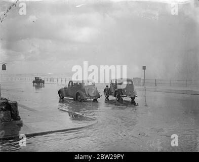 Vento, pioggia e mare agh Hastings. Mari pesanti che scavano su automobili che passavano lungo il fronte allagato a Hastings nella Gale autunnale che spazzò il resort Sussex. Gales ha riferito lungo tutta la costa meridionale 24 ottobre 1937 Foto Stock