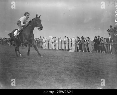 La figlia delle formatori vince la corsa storica a Newmarket. Cavalcare il signor P Thrales 'l'animale domestico di Jimmy' Miss A Thrale, figlia dell'allenatore, uno storico Newmarket Town Plate. L'unico evento a cui partecipano le donne e Newmarket. Foto: Miss A Thrale vince la gara con "Jimmy's PET". 14 ottobre 1937 Foto Stock