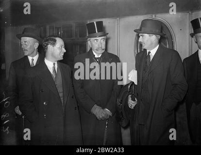 Anthony Eden, lascia Londra per nove conferenze sull'energia elettrica sulla Cina. Dichiarazione al Parlamento europeo. Poco dopo aver dichiarato in Parlamento che qualsiasi azione che si potesse intraprendere nella disputa dell'Estremo Oriente dipendeva essenzialmente dalla cooperazione con l'America, Anthony Eden, ministro degli Affari esteri britannico, ha lasciato la stazione di Liverpool Street per Bruxelles in qualità di capo della delegazione britannica alla Conferenza di nove forze sulle ostilità sino-giapponesi. La conferenza apre mercoledì. Nella foto, da sinistra a destra, Malcolm MacDonald, ministro dei domini, e membro della delegazione, Baron de Cartier de Marchienne, Belgio Foto Stock