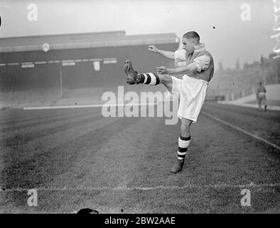 Le nuove pratiche "Hope" dell'Arsenal a Highbury. Gallese internazionale, da Coventry. Leslie Jenkins Jones, ex briciolo di Aberdare che recentemente ha guadagnato il suo sesto cappello per il Galles, è stato firmato da Arsenal e ora sta esercitando a Highbury per la partita contro Grimsby domani (sabato). Arsenal ha pagato una grande tassa di trasferimento a Coventry City per Jones e ha anche dato Davidson, il loro scozzese Inside in avanti in cambio parziale. Si spera ora che l'Arsenale spezzerà l'incantesimo della sfortuna. Non hanno vinto una partita per un mese. 5 novembre 1937 Foto Stock