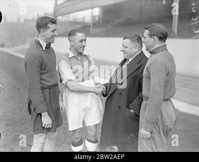 Le nuove pratiche "Hope" dell'Arsenal a Highbury. Gallese internazionale, da Coventry. Leslie Jenkins Jones, ex briciolo di Aberdare che recentemente ha guadagnato il suo sesto cappello per il Galles, è stato firmato da Arsenal e ora sta esercitando a Highbury per la partita contro Grimsby domani (sabato). Arsenal ha pagato una grande tassa di trasferimento a Coventry City per Jones e ha anche dato Davidson, il loro scozzese Inside in avanti in cambio parziale. Si spera ora che l'Arsenale spezzerà l'incantesimo della sfortuna. Non hanno vinto una partita per un mese. Spettacoli fotografici, Jones benvenuto a Highbury, a sinistra a destra Alf Kirchen di Arsena Foto Stock