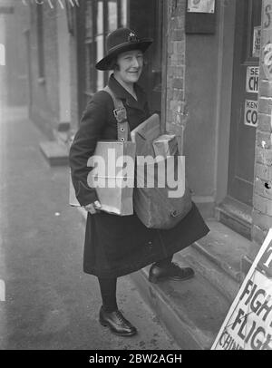 Una donna che cammina Ufficio postale a Kent. La sig.ra Grace Coles, di Wrotham, Kent, è una postdonna ausiliaria e un ufficio postale di viaggio pure. Ha camminato miglia ogni giorno consegnando le lettere alle persone che vivono in zone remote di North Kent Downs, e inoltre vende i francobolli e gli ordini postali su di lei e scatta le lettere e pacchi dalle case. Il suo giro inizia sulla strada del Pilgrim e termina al Labor in Vain Hill. Cammina per più di 2500 miglia all'anno. Foto mostra, Miss Grace Coles sul suo round. 7 dicembre 1937 Foto Stock