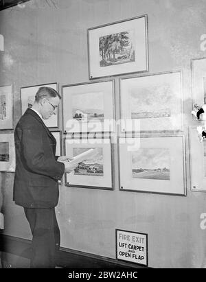 Ultimo dipinto di Dean of Westminster in vista alla Parsons Exhibition di Londra. Clergyman con talento artistico, stanno mostrando le loro opere alla quattordicesima mostra annuale organizzata dalla Società dei Parsons, Pittori, che è aperto presso le Gallerie Walker a New Bond Street. Tra le immagini sono dipinti del Dr W Foxley Norris, il Decano di Westminster, che ha fondato la Società 14 anni fa. Una delle sue immagini è stata completata solo pochi giorni prima della sua morte. Spettacoli fotografici, il Rev G B Carlisle, Vicario di Christ Church, Luton, che guarda cinque dipinti del Dr W Foxley Norris, deano di West Foto Stock