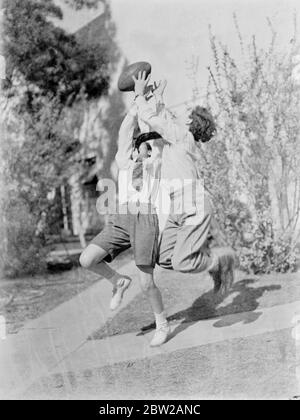 Freddie Bartolomeo trova un amico nel suo 'rivale'. Anche se la sua parte nel film 'Thoroughbreds Do't Cry'è stata presa da Ronald Sinclair, Freddie Bartholomew, l'attore inglese del film boy, e Sinclair sono amici fermi. Frequentano la stessa scuola di studio di Hollywood quando non sono sul set e giocano gli stessi giochi. Ronald viene dalla Nuova Zelanda ed è un nuovo 'Discovery' di Hollywood. Spettacoli fotografici, Freddie Bartholomew e Ronald Sinclair (a sinistra) impegnati in una tusca durante una partita di calcio a Hollywood. 1 gennaio 1938 Foto Stock