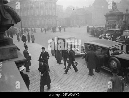 Eden alla conferenza dell'Estremo Oriente a Bruxelles. Anthony Eden, ministro degli Affari esteri britannico, si è Unito al Palais des Academies di bruxelles, quando 19 nazioni si stanno impartire per porre fine alla guerra sino-giapponese il 4 novembre 1937 Foto Stock