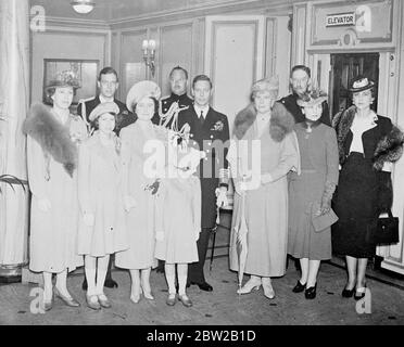 Il Re e la Regina partono per il Canada. Foto mostra la famiglia reale nella nave imperatrice d'Australia prima della partenza del re e della regina per il Canada da Portsmouth. Il Re e la Regina sono visti con le Principesse Elisabetta e Margherita, la Regina Maria, Duca e Duchessa di Gloucester, il Duca e la Duchessa di Kent, la Principessa reale e il Conte Harewood. 9 maggio 1939 Foto Stock