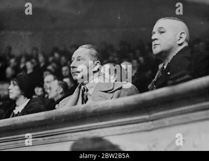 L'ex principe ereditario Guglielmo di Germania ascolta con interesse l'incontro di massa della Lega agricola tedesca al Circus Busch. [Figlio dell'imperatore tedesco Guglielmo II] 4 febbraio 1931 Foto Stock