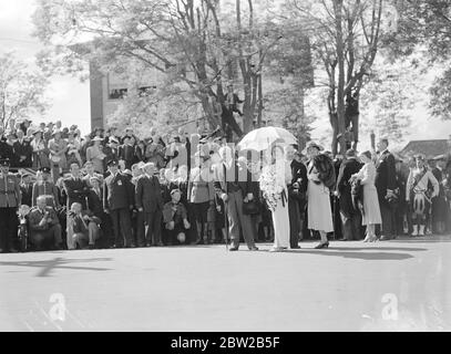 Per la prima volta in visita in Canada, la Regina trovò il sole abbastanza caldo da richiedere un ombrellone a Victoria, British Columbia. Qui il Re presentò il colore del Re alla Royal Canadian Navy al Beacon Hill Park, Victoria. Alle spalle il primo ministro canadese Mackenzie King. 9 giugno 1939 Foto Stock