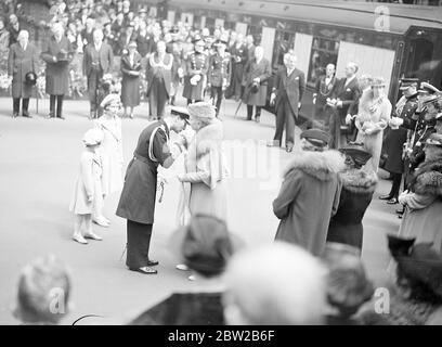 Il Re e la Regina partono per il Canada. La foto mostra il re che baciava sua madre la regina Maria addio alla stazione di Waterloo. 6 maggio 1939 Foto Stock