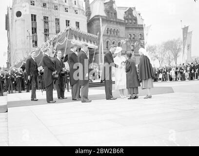 Il re ha svelato il Canadian National War Memorial a Ottawa, quando le loro Maestà hanno ricevuto una grande ovazione da ex-militari canadesi dopo la cerimonia. Foto: Il Re e la Regina che chiacchierano con la signora Catherine Lewis, di 85 anni, perse cinque figli in guerra e rappresentarono le madri di guerra del Canada alla cerimonia. 30 maggio 1939 Foto Stock