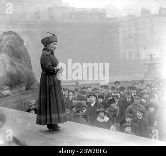 Emmeline Pankhurst alla riunione di guerra in Trafalgar Square. 24 febbraio 1917 Foto Stock