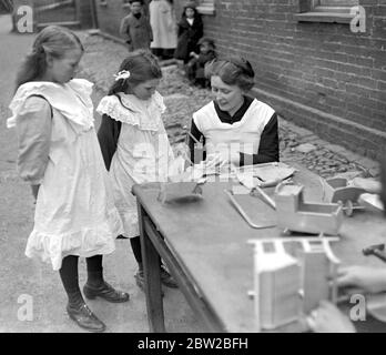 Giocattoli che fanno nel villaggio a Woolton Bedfordshire. Gennaio e febbraio 1917 Foto Stock