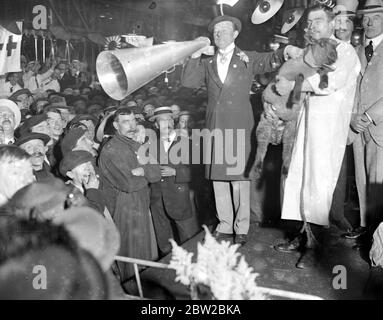 Giornata di Croce Rossa al mercato della carne di Smithfield. George Graves, che ha messo all'asta un agnello, che è stato poi abbattuto per dieci guineas. Foto Stock