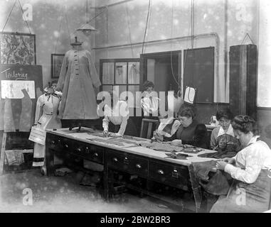 Il Politecnico del Nord ha iniziato le lezioni per consentire alle donne di convertire costumi obsoleti in creazioni alla moda. Lì, consentendo loro di vestirsi alla moda e risparmiare allo stesso tempo. Nuovi camici vecchi. 1914 - 1918 Foto Stock