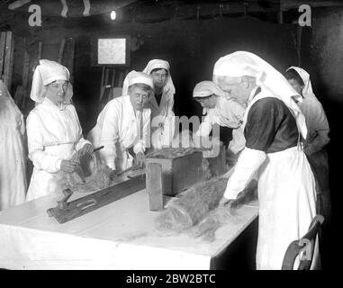 Mostra di lavoro svolto dal Wimbledon Women War Workers Depot. Traino nella sezione di imbottitura della stecca. 14 marzo 1917 Foto Stock