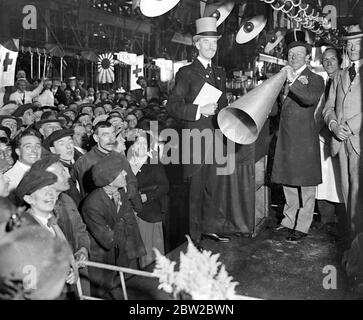 Giornata di Croce Rossa al mercato della carne di Smithfield. George Graves agisce come un'asta. Foto Stock