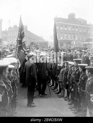 Presentazione dei colori a Sea Scout e apertura dei marinai riposano a St Anne Street, Londra Est. Di ammiraglio posteriore Lionel Halsey, III Signore del mare. 29 settembre 1917 Foto Stock