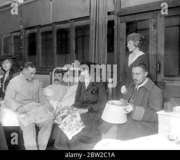 La principessa Patricia di Connaught dedica ogni giovedì pomeriggio all'insegnamento dei soldati feriti nell'ospedale canadese di Orpington di ogni genere di lavoro di lavoro di lavoro e fantasia. Nella foto sono mostrate anche la signora Adams (Lady in Waiting) e la signora Walter Long (in piedi). 18 gennaio 1917 Foto Stock