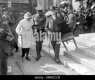 La principessa Mary presenta Badges e Long Service Chevron ai lavoratori di terra a Cambridge. Un lavoratore di terra che stava soffrendo da un incidente come conseguenza di servizio attivo sul fronte domestico che è aiutato a ricevere la sua decorazione. 23 marzo 1918 Foto Stock