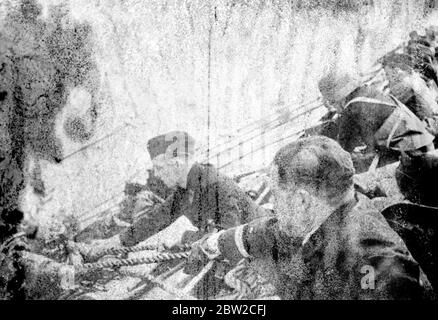 I marinai britannici sono stati trasportati a bordo di una nave da guerra tedesca dopo che la loro nave era stata affondata in una battaglia contro le probabilità pesanti. 24 aprile 1940 Foto Stock