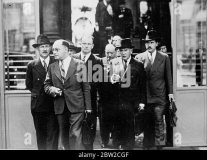 Il gabinetto francese si è riunito dal Palazzo Elysee a Parigi sotto la presidenza del presidente Albert Lebrun per considerare la grave situazione provocata dall'attacco della Germania alla Polonia. I ministri hanno deciso di ordinare generale, mobilizzazione. La foto mostra il sig. Edouard Daladier (secondo da destra) con una grave espressione mentre partiva con i ministri dopo la riunione - da sinistra a destra - il sig. Camille Chautemps, vice Premier; il sig. Jean Zay, istruzione; il sig. Pomaret; il sig. Alfred Jules Julien, Posts and Telegraps; il sig. Edouard Daladier; e il sig. Guy la Chambre, Air. 2 settembre 1939 Foto Stock