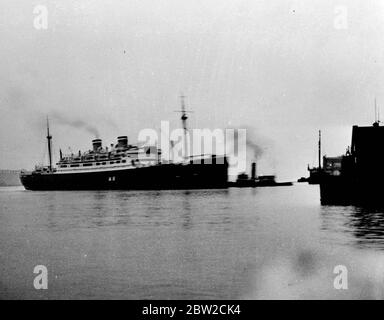 La gravità della crisi europea ha fatto sì che Fuehrer Adolf Hitler ordinasse il ritorno di tutte le navi tedesche. Il transatlantico nazista St. Louis che si stira fuori dal suo molo ai piedi dell'86a strada, New York City, oggi dopo la cancellazione del suo programma di crociera ieri. 27 agosto 1939 Foto Stock