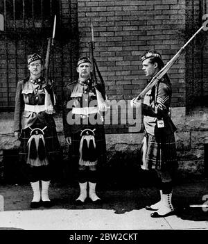 Truppe canadesi in costante guardia di fronte alla paura di guerra Windsor, Ontario, Canada. I segni dei preparativi della Gran Bretagna per la guerra sono visibili in questi giorni lungo il confine tra Canada e Stati Uniti. Qui si sta svolgendo un cambio di guardia mentre due nuove entrate entrano in servizio all'armata del reggimento scozzese Windsor Essex, che è sotto costante guardia da venerdì. 28 agosto 1939 Foto Stock