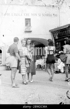 A causa del pericolo di guerra, che l'Italia ha a cuore, la contessa Haugwitz Reventlow, ex Barbara Hutton, erede di Woolworth, ha lasciato l'isola di Capri, dove è stata in vacanza. La Contessa (centro) con il Principe di Sirignano di Napoli e la Signora Kennerley in partenza da Capri. 26 agosto 1939 Foto Stock