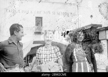 A causa del pericolo di guerra, che l'Italia ha a cuore, la contessa Haugwitz Reventlow, ex Barbara Hutton, erede di Woolworth, ha lasciato l'isola di Capri, dove è stata in vacanza. La Contessa (centro) con il Principe di Sirignano di Napoli e la Signora Kennerley in partenza da Capri. 26 agosto 1939 Foto Stock