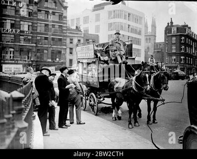 Un vecchio autobus a cavallo che fa una vista poco familiare fuori St. Bartholomew's Hospital, Londra questa mattina (Mercoledì). La Signora Mayoress, Lady Bowater, si metterà in autobus quando aprirà Bart's Fair, in aiuto dei fondi dell'ospedale, questo pomeriggio. 5 luglio 1939 Foto Stock