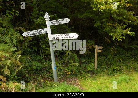 Un tradizionale cartello inglese di ferro fuso rurale strada dito in Pitt Lane vicino Porlock Weir nel Parco Nazionale Exmoor, Somerset Inghilterra. Foto Stock