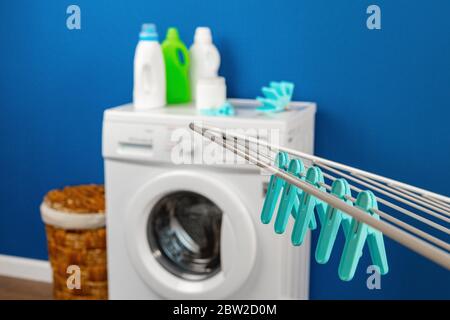 Lavanderia interna con lavatrice e asciugatrice vicino alle pareti Foto Stock