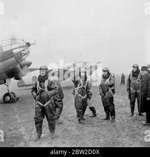 Oltre alla sua considerevole esercito di terra, la Polonia dispone di un'aviazione ben addestrata e ben attrezzata che avrebbe un ruolo di primo piano nella difesa del paese qualora fosse attaccata. Queste foto dell'Aeronautica Polacca sono state scattate da un fotografo dello staff di Londra con il permesso delle autorità polacche. Dalle immagini risulta evidente che le macchine sono di estremo design moderno. Sono i prodotti dei progettisti e tecnici polacchi e quindi è indipendente dalle forniture estere. Tra gli ultimi aerei dei nuovi aerei da combattimento Wolf ad alta velocità, e la nuova bomba Buffalo Foto Stock