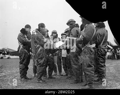 Oltre alla sua considerevole esercito di terra, la Polonia dispone di un'aviazione ben addestrata e ben attrezzata che avrebbe un ruolo di primo piano nella difesa del paese qualora fosse attaccata. Queste foto dell'Aeronautica Polacca sono state scattate da un fotografo dello staff di Londra con il permesso delle autorità polacche. Dalle immagini risulta evidente che le macchine sono di estremo design moderno. Sono i prodotti dei progettisti e tecnici polacchi e quindi è indipendente dalle forniture estere. Tra gli ultimi aerei dei nuovi aerei da combattimento Wolf ad alta velocità, e la nuova bomba Buffalo Foto Stock