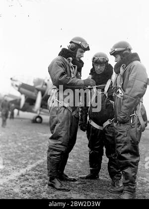 Queste foto sono state scattate da un fotografo dello staff, con il permesso delle autorità polacche, presso la stazione dell'aeronautica polacca di Mokotow, vicino a Varsavia. L'aviazione polacca è altamente efficiente e si sta preparando intensamente a svolgere il suo ruolo nella difesa nazionale in caso di attacco alla Polonia. Tutti gli aerei sono ora prodotti dallo stato polacco, e una nuova fabbrica di governo si unisce al campo di volo. La fabbrica comprende sale da pranzo del personale, ha appartamenti per l'alloggio dei dipendenti e ha anche un proprio centro commerciale. Tutti gli aeromobili fabbricati in quel luogo sono di metallo, la maggior parte dei quali è estratto in Polonia. Punto Foto Stock