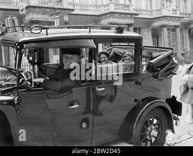 George William Owen, tassista di Hornsey, Londra, ha iniziato un viaggio di 3000 miglia; sta prendendo la signora Jolly, una donna neozelandese e le sue due figlie Rose (19) e Violet (17) in un tour di tre settimane in Inghilterra, Galles e Scozia. Due anni fa Owen ha preso un pasto informale, un signor Runciman, anche un neozelandese, che ha noleggiato il suo taxi per un viaggio in Inghilterra. E' grazie alla relazione di quel viaggio che è apparsa nei documenti della Nuova Zelanda che la onorevole Jolly, la sua fiera attuale, ha avuto contatti con lui. Owen ha preso i suoi passeggeri al loro hotel a Bayswater, e ha cominciato per il co sud Foto Stock