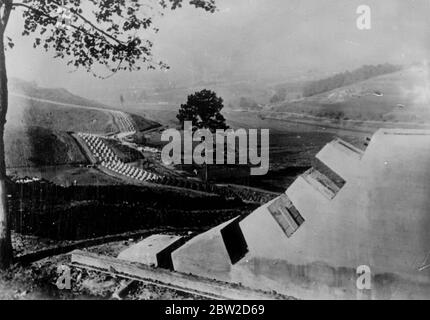 Solo poche settimane dopo la crisi ceca che ha portato l'Europa all'orlo della guerra, la Germania ha pubblicato i dettagli della sua gigantesca Siegfried Line, costruita sulla frontiera francese in segreto come risposta alla famosa Maginot Line. I tedeschi sostengono che la linea è inespugnabile. Foto spettacoli: La vista A della linea Siegfried. Si allunga fino in fondo la serie di file delle barriere cisterna in calcestruzzo. Si afferma che i trattori sarebbero strappati dai serbatoi che tentavano di attraversarli. 26 ottobre 1938 Foto Stock