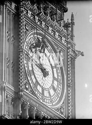 Big ben si sta lavando il viso in vista dell'apertura del Parlamento il mese prossimo. Il lavoro richiederà una settimana. L'ultimo famoso orologio ha avuto un lavaggio e spazzolare in su prima dell'incoronazione in maggio dell'anno scorso. Foto spettacoli: Pulitori lavoro sul volto del Big ben. 26 ottobre 1938 Foto Stock