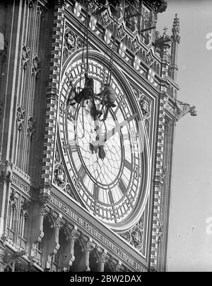 Big ben si sta lavando il viso in vista dell'apertura del Parlamento il mese prossimo. Il lavoro richiederà una settimana. L'ultimo famoso orologio ha avuto un lavaggio e spazzolare in su prima dell'incoronazione in maggio dell'anno scorso. Foto spettacoli: Pulitori lavoro sul volto del Big ben. 26 ottobre 1938 Foto Stock