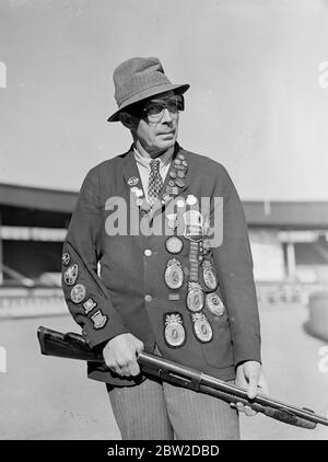 Un markman internazionale di tutte le parti della Gran Bretagna si sta sfidando nel sesto incontro annuale della Clay Pigeon Shooting Association alla White City, Londra. Un record di 50 pistole disputò il London and Home Counties Individual Championship, uno dei principali eventi. La riunione doveva aver luogo prima, ma è stata rinviata a causa della crisi. Foto: Major Northover, OBE, MC, di Perivale, il cui blazer coperto di tasso di tiro e medaglie lo ha reso una figura cospicua durante l'incontro. 21 ottobre 1938 Foto Stock