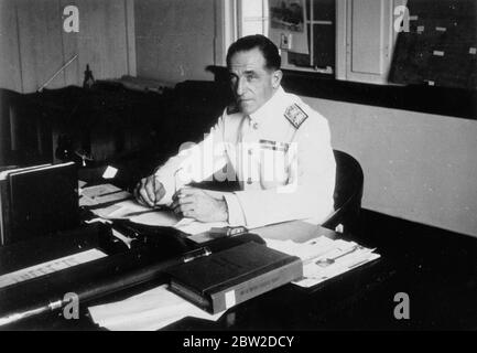 Foto dell'ammiraglio posteriore R V Holt, comandante in capo del cannone di Yangtze Flotilla della Royal Navy, nel suo ufficio temporaneo presso le società asiatiche di petrolio che costruiscono sul Bund ad Hankow, la sede provvisoria cinese ora minacciata dai giapponesi. 21 ottobre 1938 Foto Stock