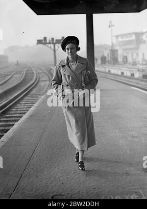 L'Hon Mrs Joan Hill Wood ha lasciato la stazione di Waterloo sul treno di Brema, specialmente per giudicare i processi sul campo di Labrador americani che si svolgeranno a Long Island, USA. La foto mostra l'onorevole Joan alla partenza da Waterloo. 23 ottobre 1938 Foto Stock