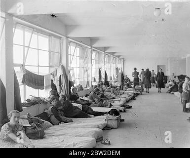 Scene in alcuni dei rifugi attrezzati in modo frettoloso dove i rifugiati provenienti dal Sudetenland sono alloggiati a Praga, la capitale ceca. Mentre si diffondono voci sui movimenti delle truppe tedesche, i rifugiati continuano a riversarsi nella città. La foto mostra alcuni rifugiati che vengono curati in uno dei rifugi di Praga. 19 settembre 1938 Foto Stock