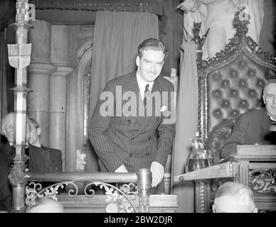 Anthony Eden, ex ministro degli Esteri, ha tenuto un discorso alla riunione internazionale della pace nella Guildhall, città di Londra. Il signor Eden è stato recentemente attaccato da Hitler in un discorso per il suo atteggiamento militante. 18 ottobre 1938 Foto Stock