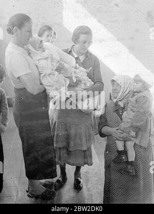 3,000 rifugiati provenienti dalle zone del Sudetenland vengono curati nello stadio Masaryk di Praga, capitale ceca, rinomato luogo di grandi mostre di ginnastica. Foto mostra le madri e i loro bambini allo stadio. Settembre 1938 Foto Stock