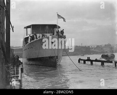 Nuova ammiraglia per la Yangtze lanciata a East Cowes. Il cannone "HMS scorpion" di sua Maestà, per il servizio come ammiraglia nel fiume Yangtze, in Cina, è stato lanciato da Lady Baring presso il cantiere navale di J Samuel White and Co, Ltd, East Cowes. Lo 'Scorpion' è di 200 piedi, in lunghezza, con uno spostamento standard stimato di 670 t. L'ADML e il suo personale, gli ufficiali e gli uomini sono adeguatamente ricettiti. L'armamento principale consisteva in 4 pollici pistole, uno, 3.7 pollici howitzer e 13 più piccole pistole. Foto mostra, lo "scorpione" scendendo in discesa. 20 dicembre 1937 Foto Stock