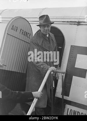 William Powell parte per un'altra vacanza nel continente. William Powell, l'attore di Hollywood, ha lasciato, Croydon via aerea per un'altra vacanza sul continente dopo la sua 'visita segreta' a Londra. Dopo la sua vacanza, Powell torna a Hollywood per fare molti altri film nella serie 'Thin Man'. Spettacoli fotografici, William Powell che entra in aereo a Croydon. 19 ottobre 1937 Foto Stock