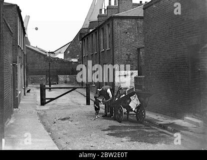 Zona di Slum in, Bow, l'East End di Londra. 1933 Foto Stock