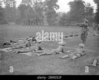 Cadetti di Eton College Officers Training Corp a vari stadi. Mentendo sui loro stomachi ricevono alcuni suggerimenti sull'avvistamento durante una lezione sul fuoco di un fucile nei motivi del college. 14 ottobre 1937. Foto Stock